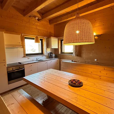 Steinwaend Lejlighed *